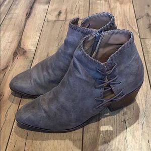 Quipid boots with peep side